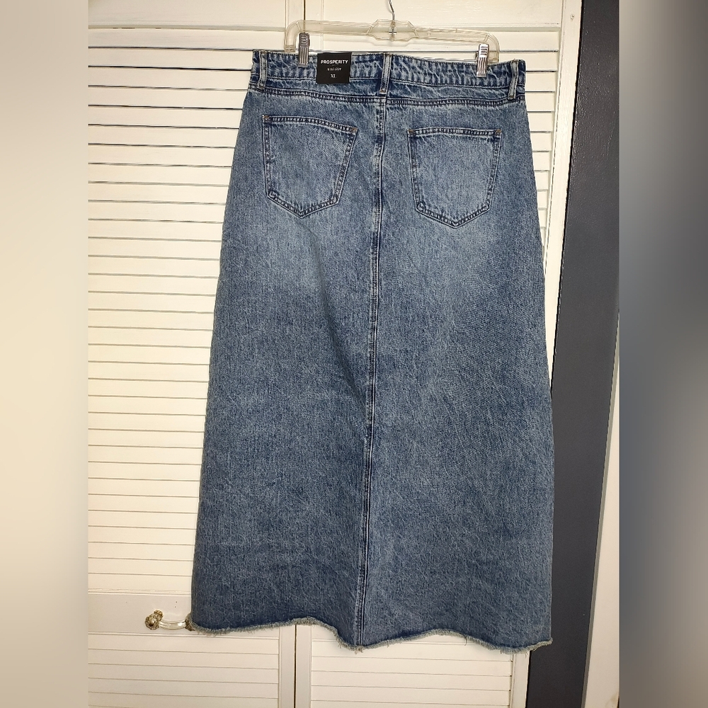 Denim maxi skirt with Frayed Hem - Picture 2 of 5